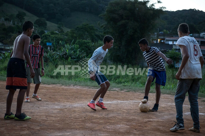 サッカーに明け暮れるブラジルの子供たち