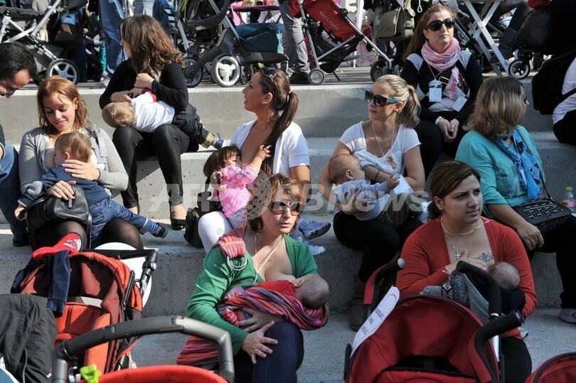 市庁舎で母親たちが一斉に授乳、ギリシャ