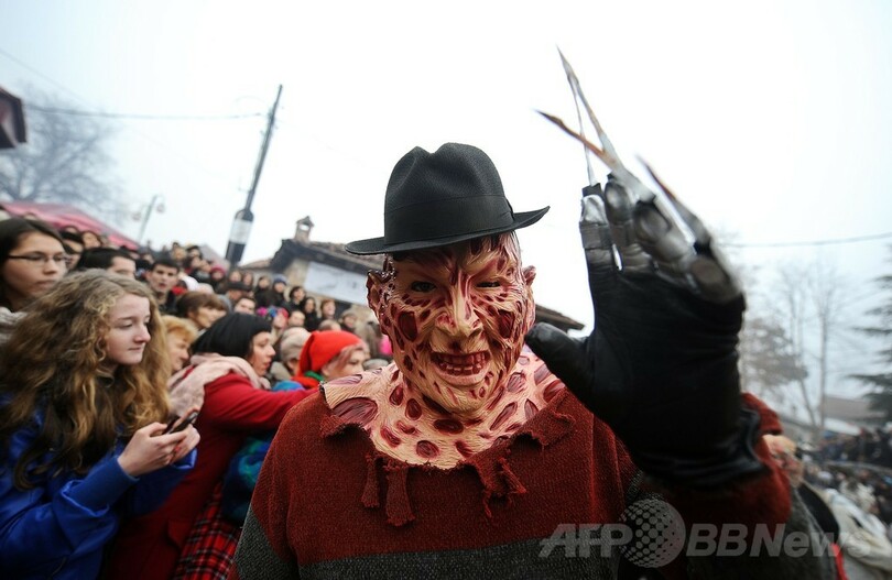 恐ろしげなマスクが勢揃い！マケドニアで伝統のカーニバル開催 