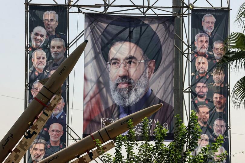 公の場に姿見せないイラン最高指導者モジタバ師、司法府長官と会談