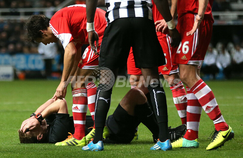 ニューカッスル戦で主審が負傷、試合は続行