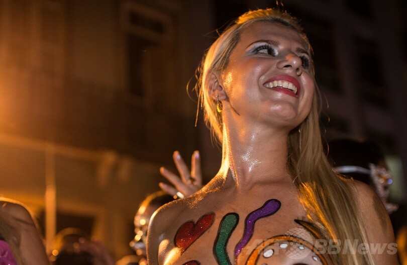 待ちきれない！リオのカーニバル前夜祭でトップレスパレード