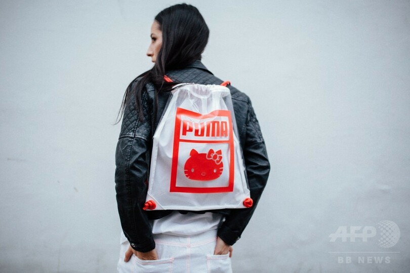 「プーマ」がハローキティとコラボ、スウェード50周年を記念した限定モデル