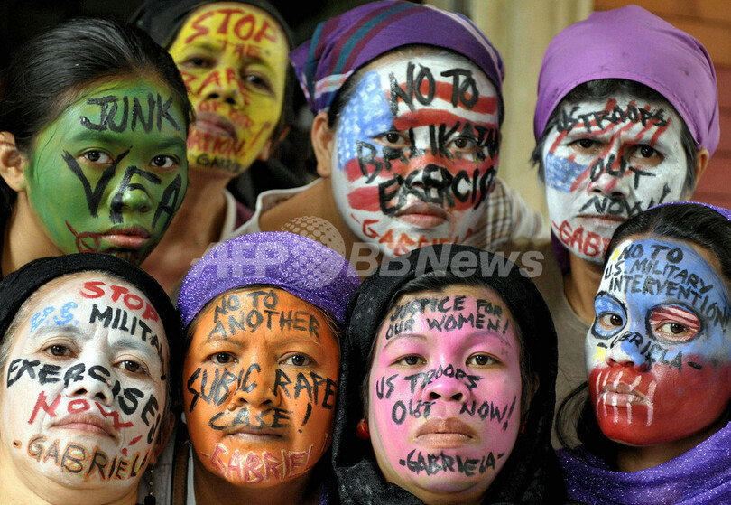 マニラ、顔にペインティングを施して米軍に抗議