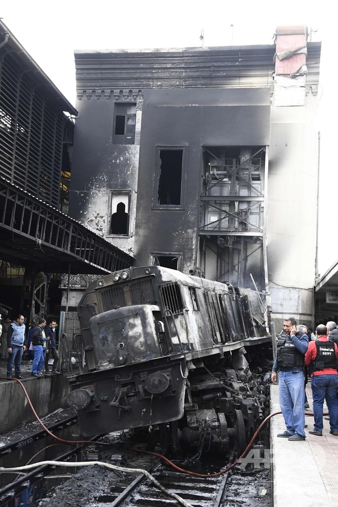 カイロ中央駅で列車衝突・炎上、20人死亡