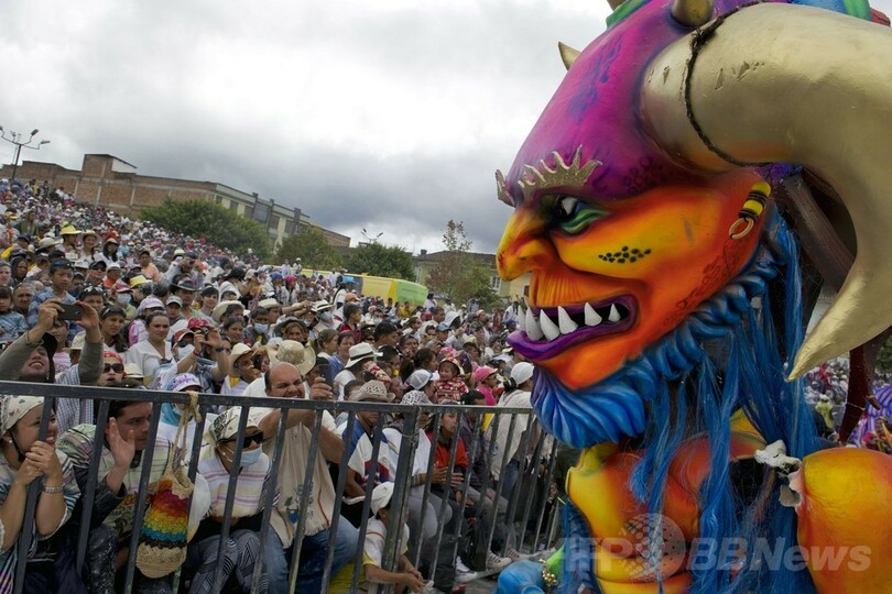 迫力満点の山車が集結！新年恒例のカーニバル開催 コロンビア