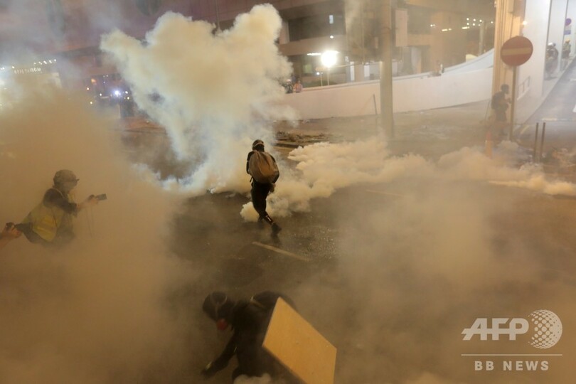 香港デモ参加者を白服集団が襲撃、45人負傷 三合会か、警察到着は1時間後