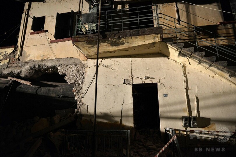 急行列車が脱線、民家に突っ込み5人死傷 ギリシャ北部
