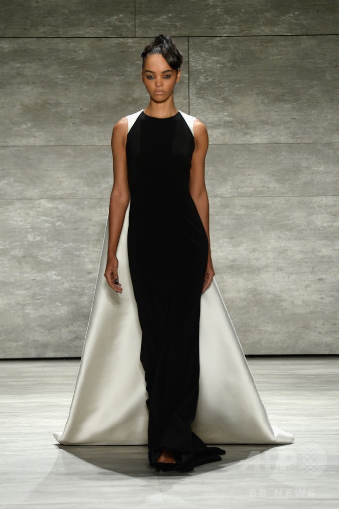 色とりどりのファーコートとドレス、「ビブー・モハパトラ」15/16年秋冬