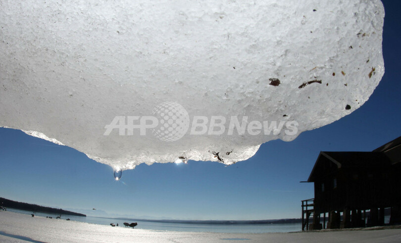ドイツで春の訪れ、湖の氷が溶け出す