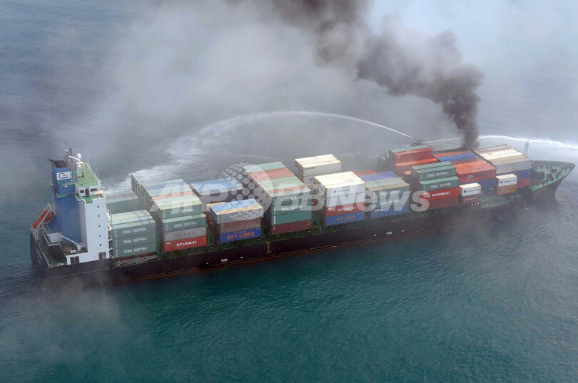 ドバイ沖でタンカーとコンテナ船が衝突炎上、2人軽傷