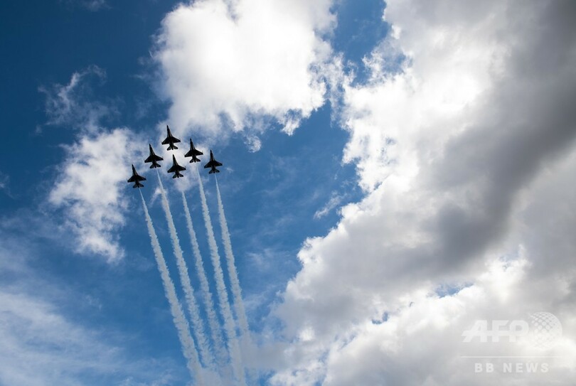 トランプ氏、デイトナ500で開会宣言 大統領専用車でコース1周