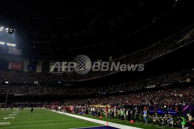 スーパーボウルでスタジアムが停電、試合が中断
