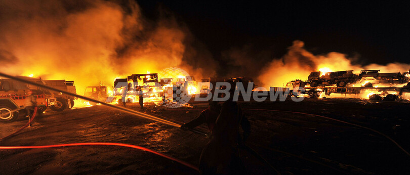NATO軍へ物資輸送の車列が襲撃され炎上、7人死亡 パキスタン