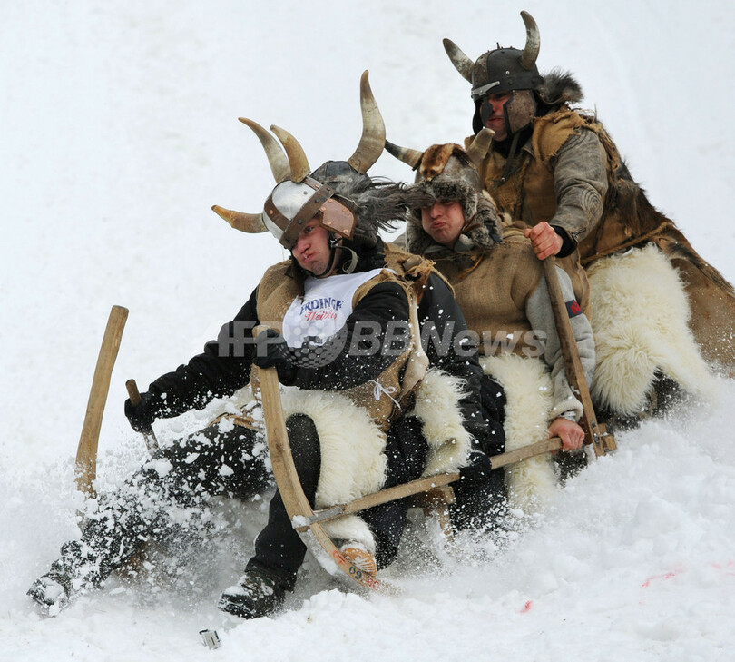 滑りながら分解？！ドイツ伝統そりレース