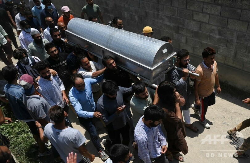 カシミール衝突で民間人死亡、インド治安要員が遺体に孫座らせ写真撮影か
