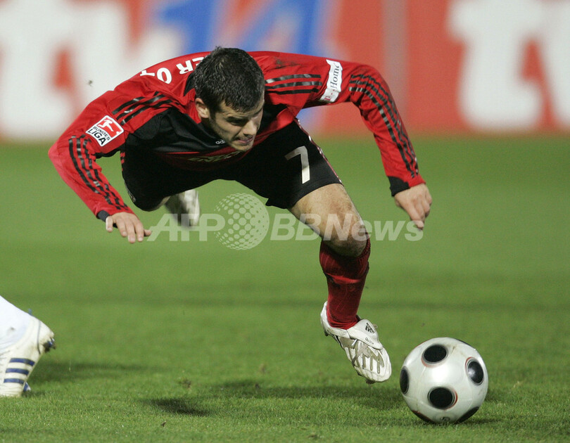 レバークーゼン シャルケ下し首位守る