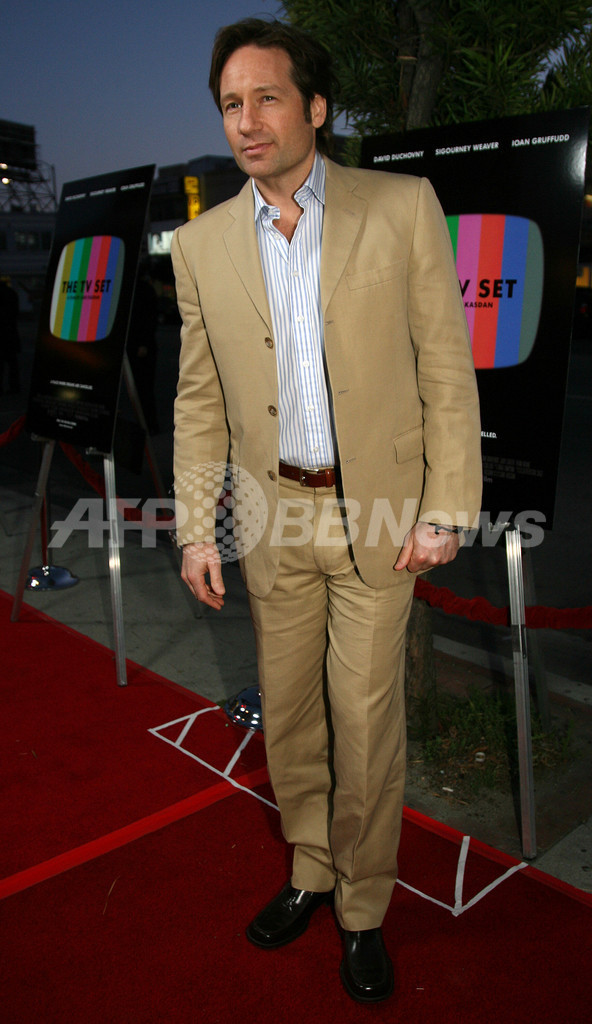 映画「The TV Set」プレミアに主演のシガニー・ウィーヴァー登場 - 米国