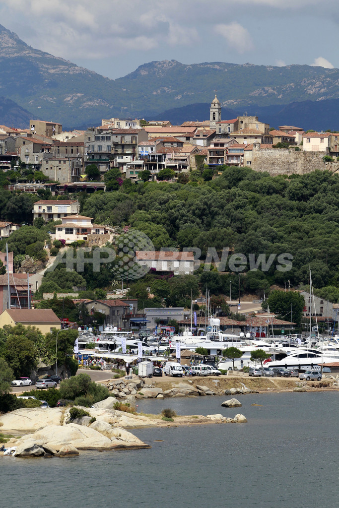 ツール・ド・フランスでにぎわうコルシカ島、フライボードも登場