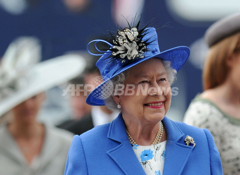エリザベス英女王、即位60年行事初日は競馬観戦