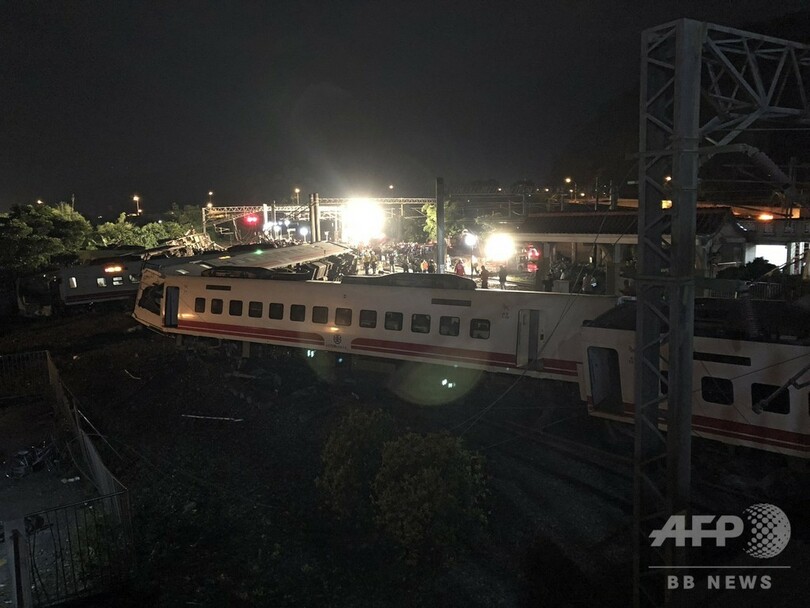台湾で列車が脱線し横転 18人死亡、168人負傷