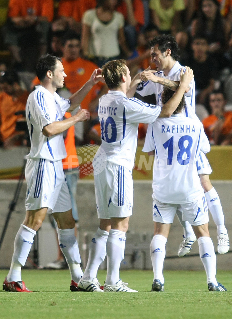 シャルケ アウェーでアポエルFCに先勝