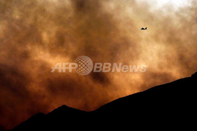 空を埋め尽くす黒煙、ギリシャで山火事発生