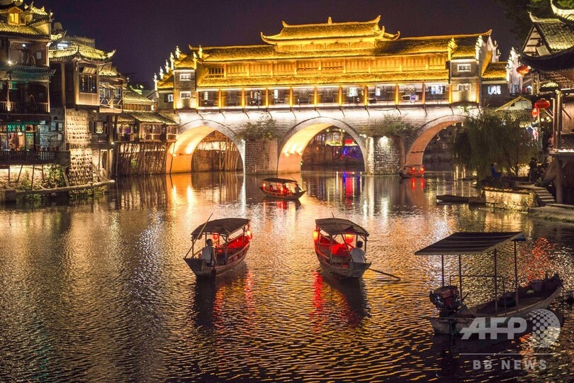 鳳凰県沱江のきらめく夜景 湖南省