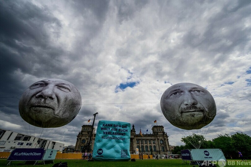 巨大風船に首相の顔 持続可能な開発目標の実現要求 独