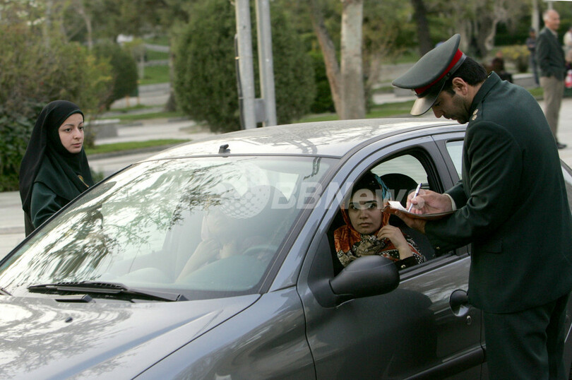 イスラム教の規範に反した服装で女性数十人を逮捕 イラン 写真1枚 国際ニュース Afpbb News