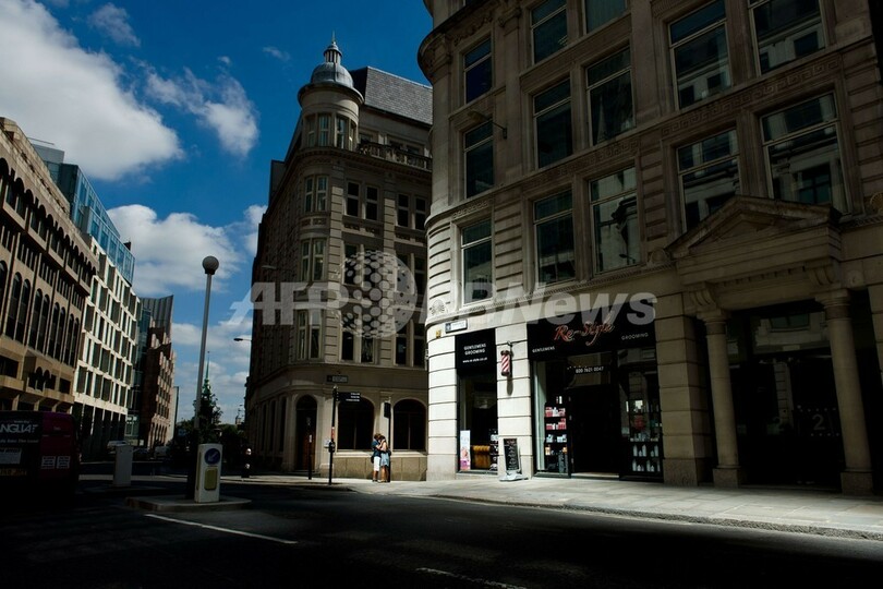 日光を集めるガラス張りの変形高層ビル、 英ロンドン