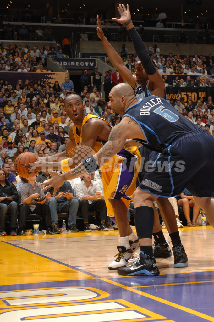 レイカーズ コービーの活躍でジャズに連勝、NBAプレーオフ