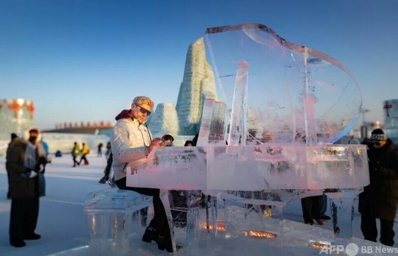 ピアニストのマキシム・ムルヴィツァ氏が中国ハルビン氷雪大世界で氷のピアノを演奏
