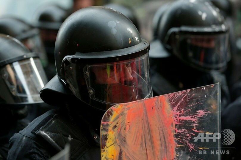 カタルーニャ独立派と警察が衝突 バルセロナでの閣議に反発