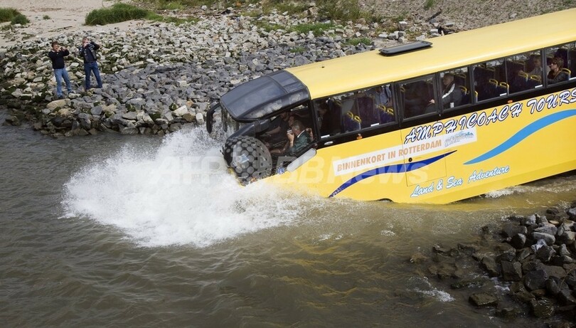 ロッテルダムの新観光名物、水陸両用バス