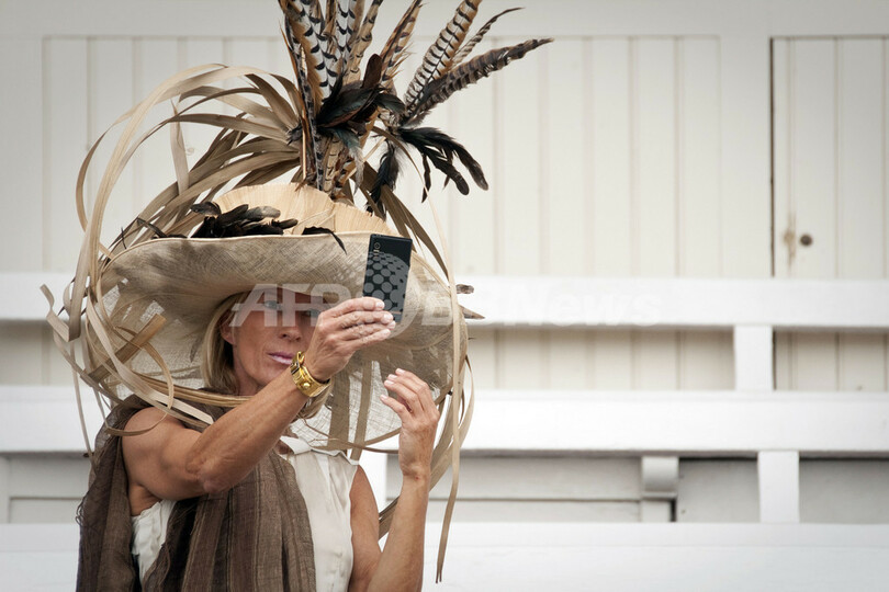 見るべきものは馬より帽子？伝統の仏競馬ディアヌ賞