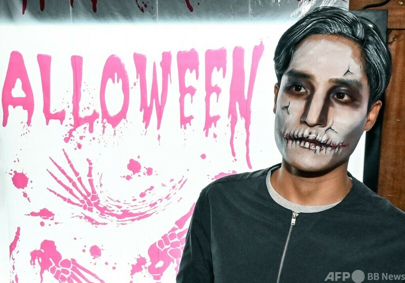 ハロウィーン直前、ソウルの繁華街で仮装する人々
