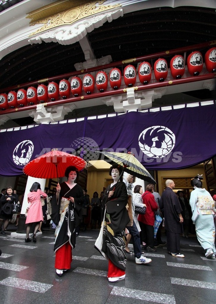 新装歌舞伎座、こけら落とし公演始まる