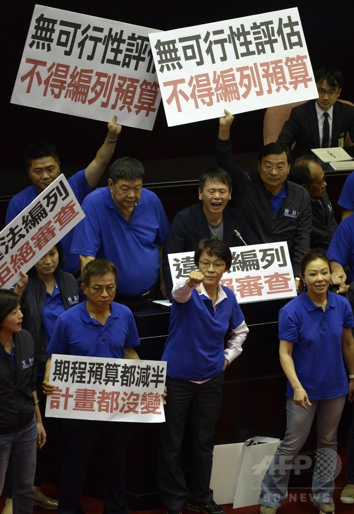 女性議員同士で乱闘、台湾議会