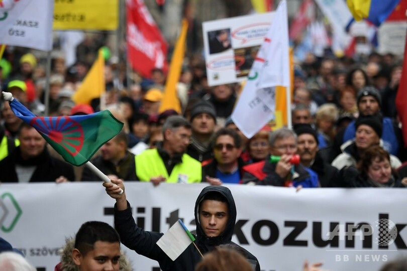 ハンガリー首都で大規模デモ、残業上限引き上げる「奴隷法」に反対