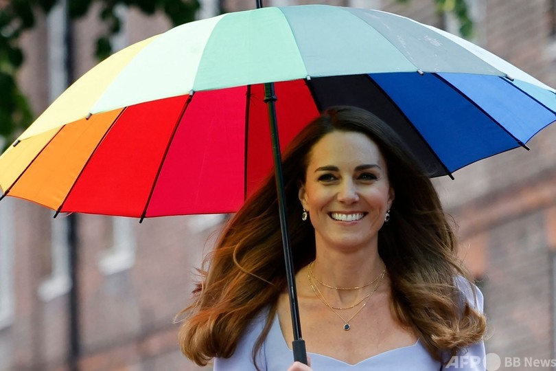 虹色の傘で鮮やかに、英キャサリン妃が宮殿で公務
