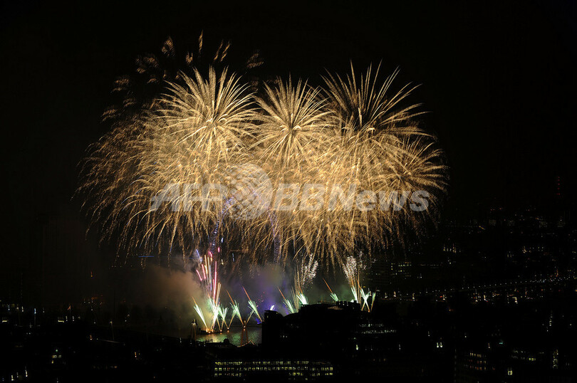 世界各地で新年祝う花火