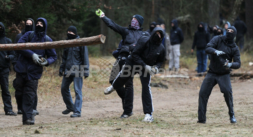 独で核廃棄物輸送阻むデモ、警官隊との衝突で150人負傷