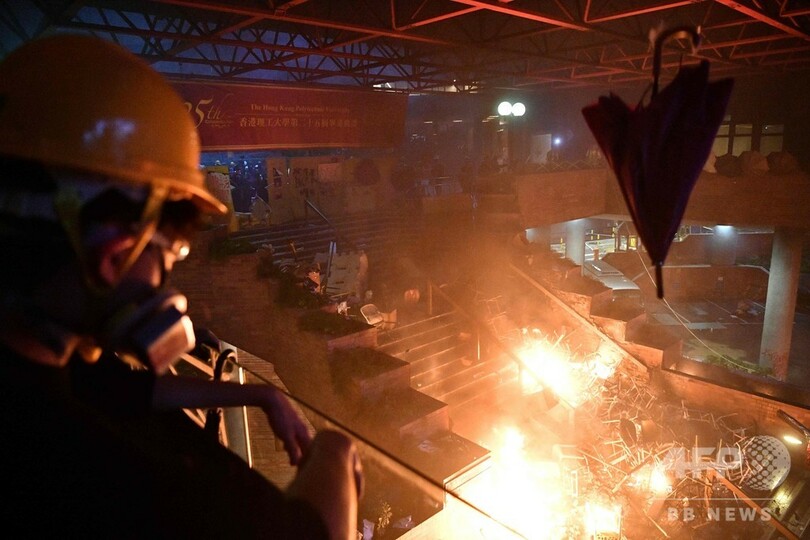 大学占拠の香港デモ隊、警察突入阻止で入り口付近に「炎の壁」 警察は実弾発射