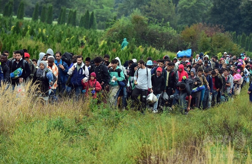 オーストリアに移民続々、トルコ沖では子ども含む難民13人死亡