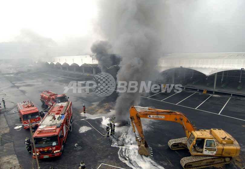 韓国の倉庫地下で火事、40人死亡