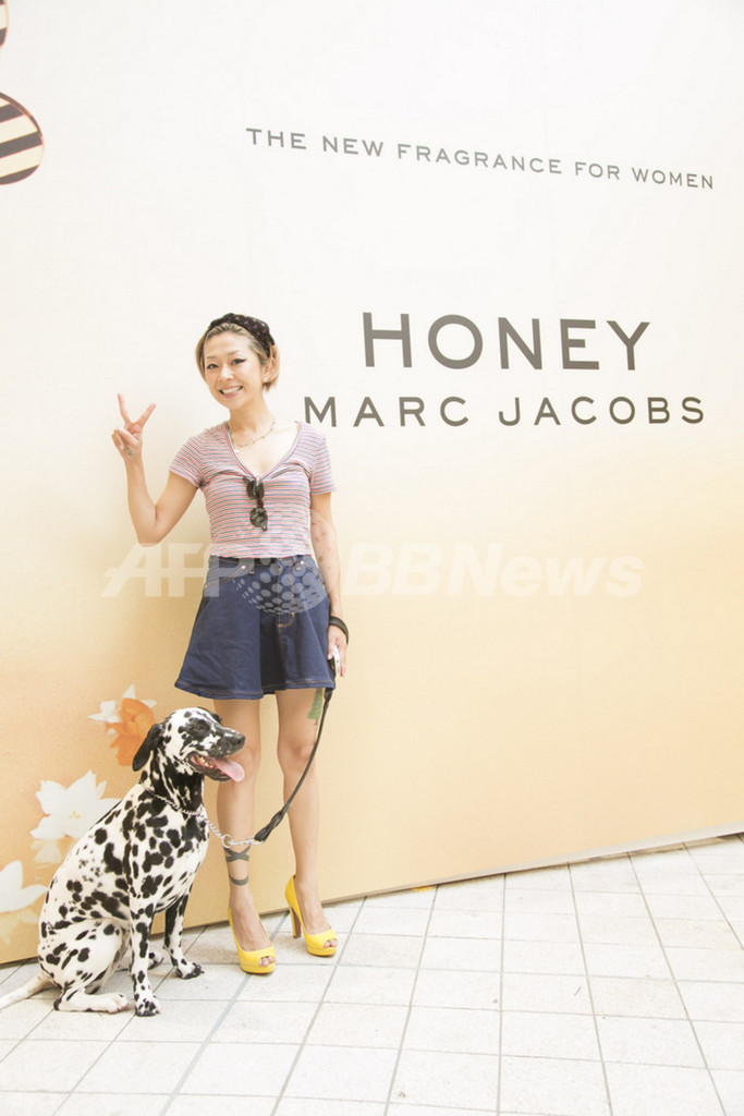 マーク ジェイコブスの新しい香り「HONEY」登場、パーティに豪華なゲストら