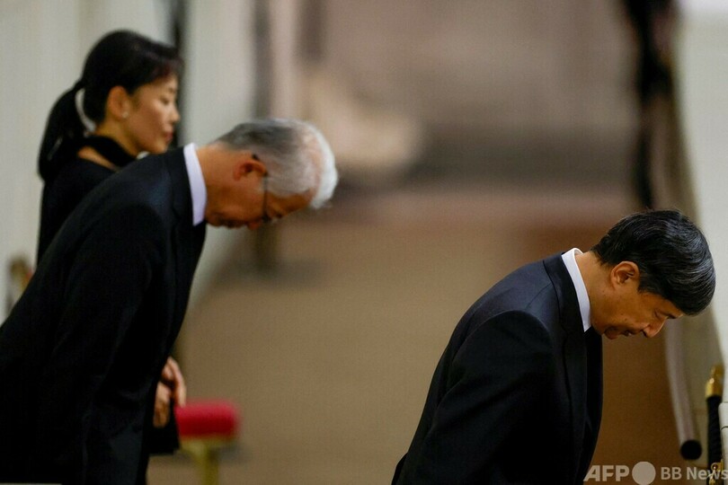 天皇陛下、英女王にお別れ ひつぎ安置のホール弔問