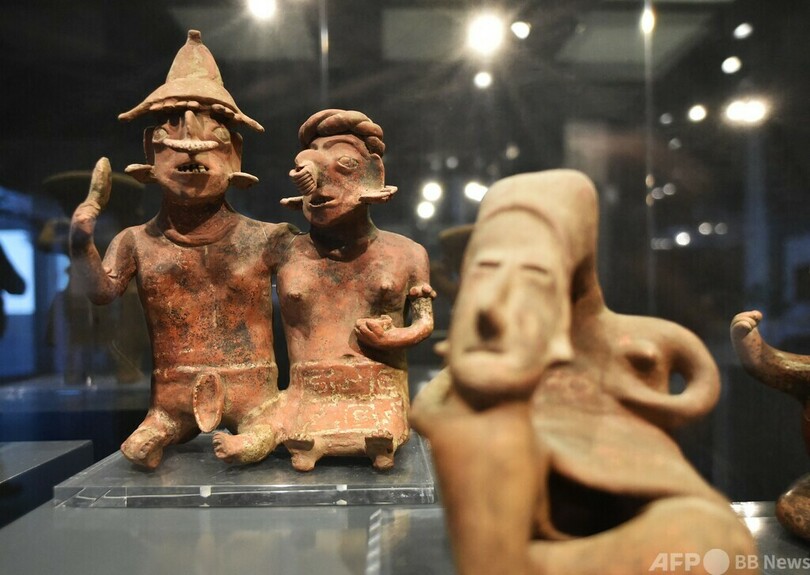 歌ってるの？ 古代メキシコの「笑う顔」人形