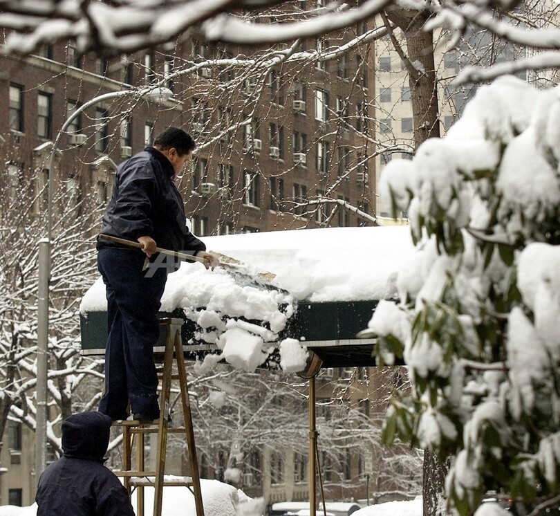 カナダの母親、子ども7人を投げ下ろし火事から救出